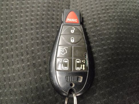 Used 2016 Chrysler Town & Country Touring FWD image 32