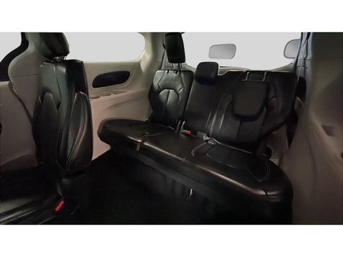 Used 2024 Chrysler Pacifica Touring-L image 15