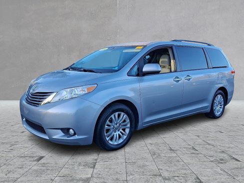 Used 2014 Toyota Sienna XLE w/ Entertainment Package image 5