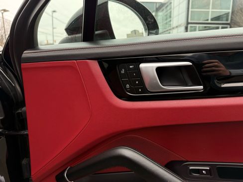 Used 2022 Porsche Cayenne Coupe image 21