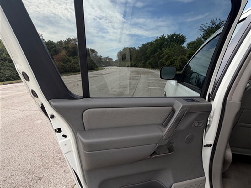 Used 2004 Nissan Armada LE w/ (DVD) Technology Pkg (LE) AWD/4WD image 26