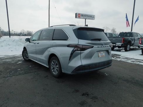 Used 2024 Toyota Sienna XLE image 7