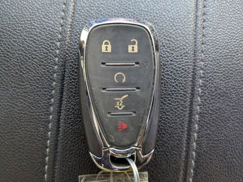 Used 2023 Chevrolet Traverse LT image 32