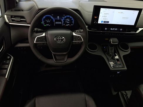 Used 2025 Toyota Sienna XSE image 21