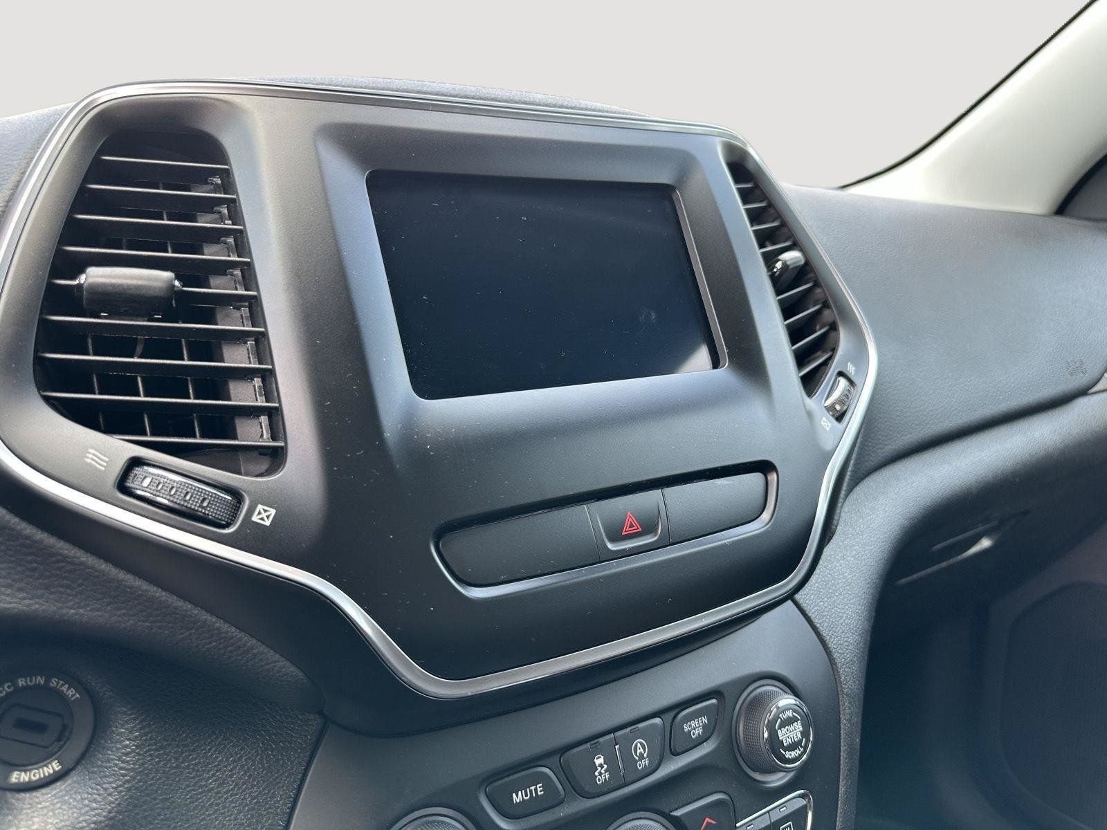 Used 2020 Jeep Cherokee Latitude FWD image 12
