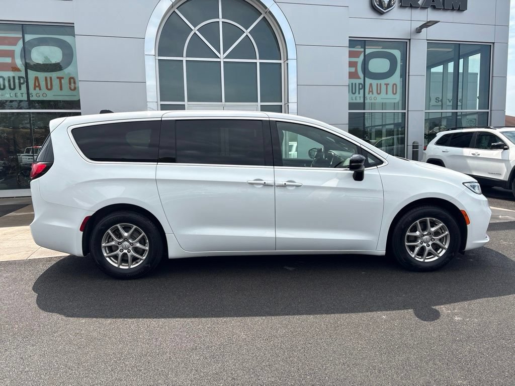 Used 2026 Chrysler Pacifica Select FWD image 12