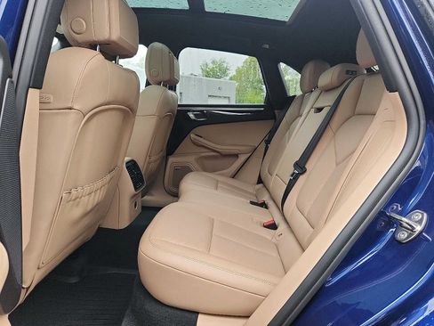 Used 2023 Porsche Macan AWD/4WD image 10