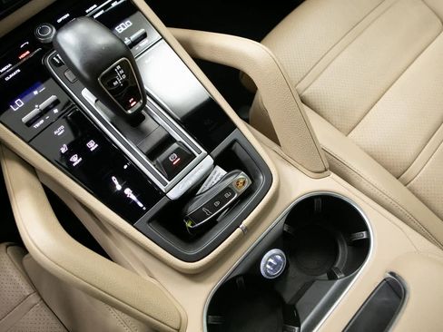 Certified 2022 Porsche Cayenne Platinum Edition image 20