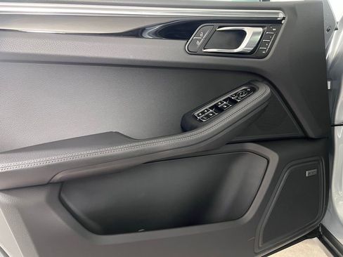 Certified 2025 Porsche Macan AWD/4WD image 29