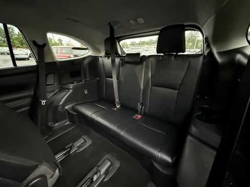 Used 2023 Toyota Highlander XLE AWD/4WD image 25