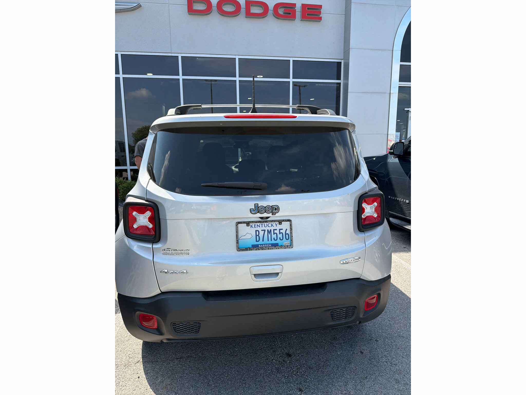 Used 2019 Jeep Renegade Latitude AWD/4WD image 4