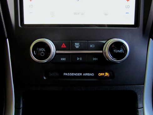 Used 2021 Ford Edge SE image 25