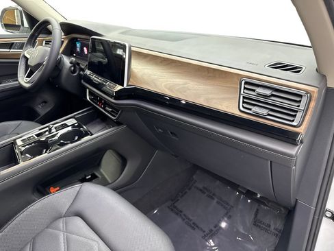 Used 2024 Volkswagen Atlas SE w/ Panoramic Sunroof Package FWD image 55