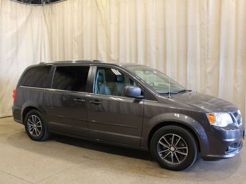Used 2017 Dodge Grand Caravan SXT image 1