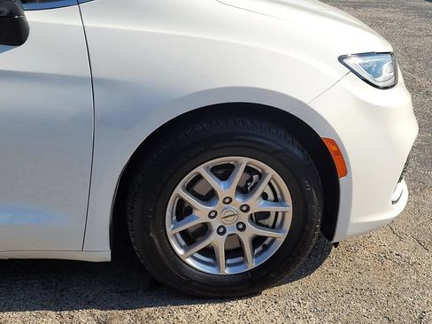 Used 2024 Chrysler Pacifica Touring-L FWD image 7