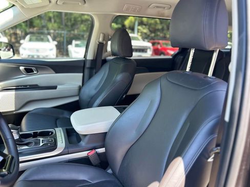 Used 2024 Kia Carnival LX FWD image 9