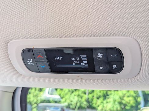 Used 2023 Chrysler Pacifica Touring-L FWD image 26