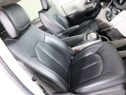 Used 2024 Chrysler Pacifica Touring-L FWD image 30