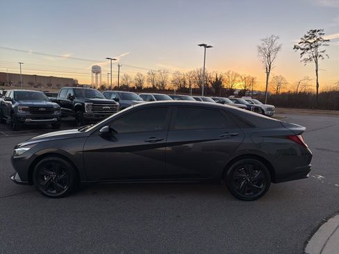 Used 2023 Hyundai Elantra SEL image 6