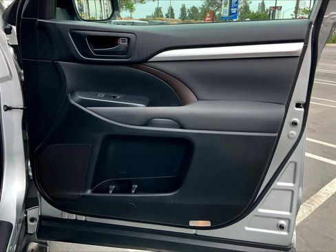 Used 2018 Toyota Highlander LE image 21