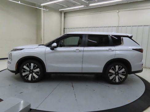 New 2025 Mitsubishi Outlander SE image 6