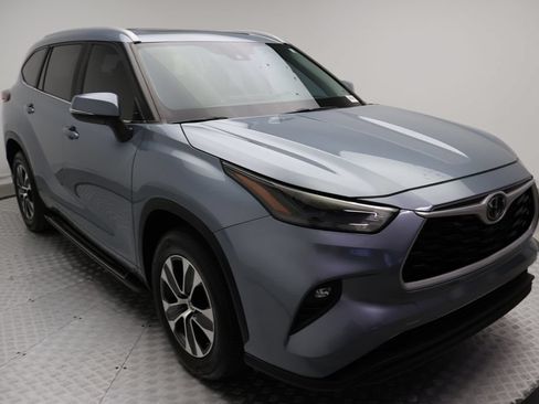 Used 2023 Toyota Highlander XLE FWD image 6