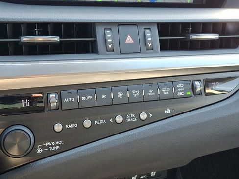 Used 2020 Lexus ES 300h w/ Luxury Package image 17