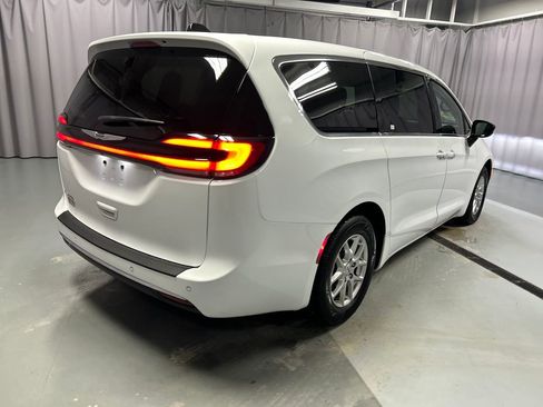 Used 2024 Chrysler Pacifica Touring-L image 7