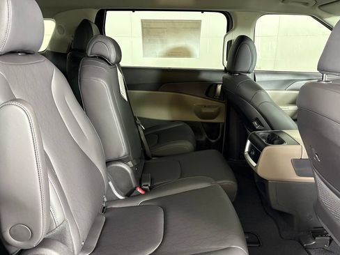 New 2026 Kia Carnival EX FWD image 15