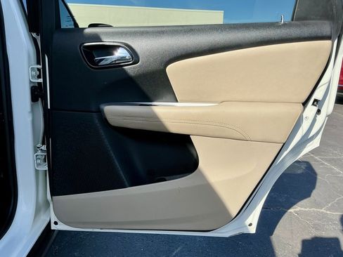 Used 2020 Dodge Journey SE image 25