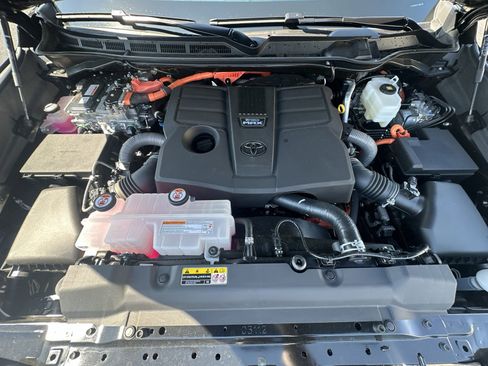 Used 2025 Toyota Tundra Limited AWD/4WD image 33