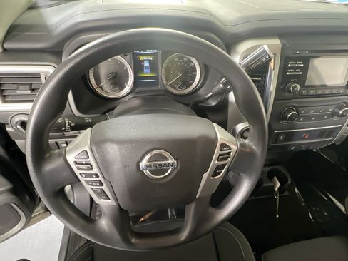 Used 2018 Nissan Titan SV image 11
