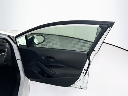 Used 2025 Toyota Corolla LE image 31