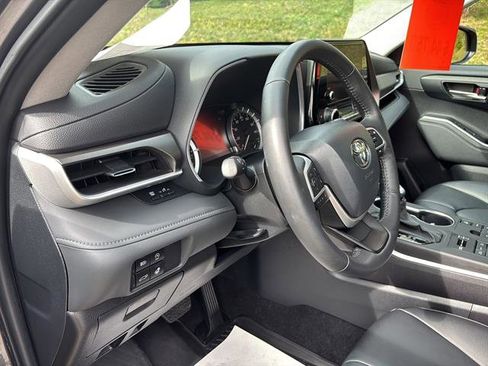 Used 2024 Toyota Highlander Limited image 13