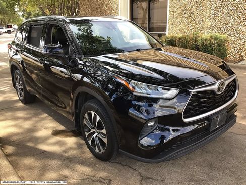Used 2020 Toyota Highlander XLE FWD image 3