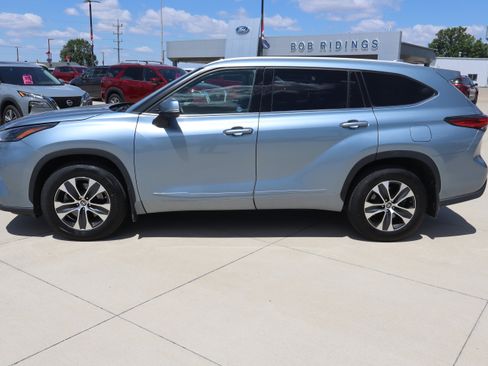 Used 2022 Toyota Highlander XLE AWD/4WD image 8
