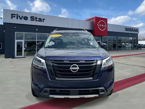 Used 2023 Nissan Pathfinder SL w/ Black Appearance Package FWD image 2