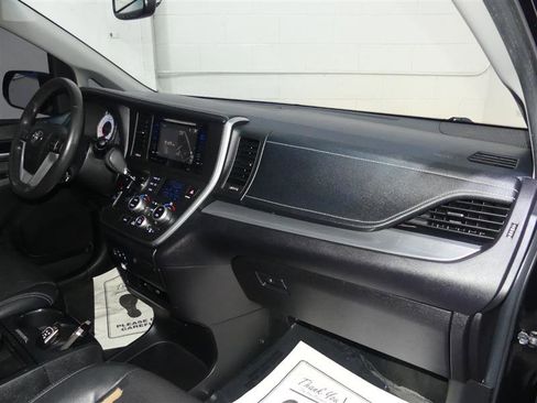 Used 2017 Toyota Sienna SE Premium image 24
