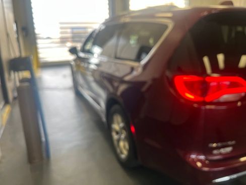 Used 2020 Chrysler Pacifica Limited FWD image 12