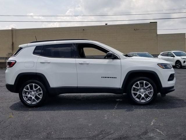 Used 2024 Jeep Compass Latitude AWD/4WD image 4
