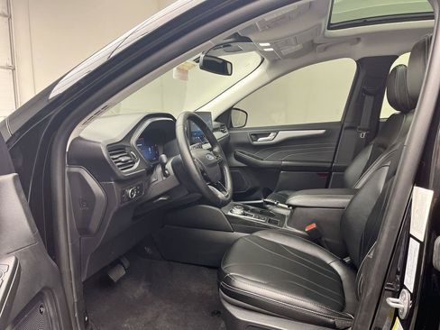 Certified 2025 Ford Escape Platinum w/ Premium Technology Package AWD/4WD image 3