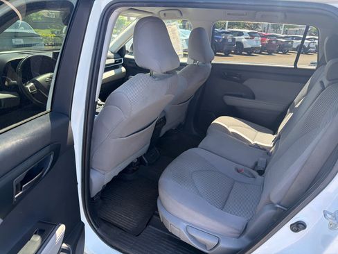 Used 2023 Toyota Highlander LE FWD image 9