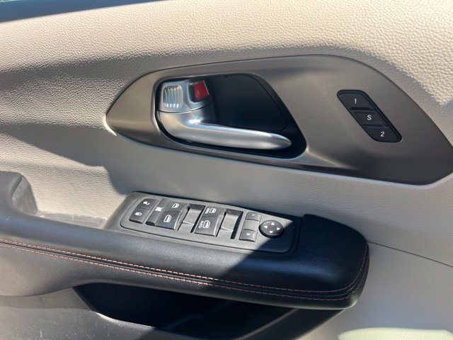 Used 2020 Chrysler Pacifica Touring-L FWD image 13