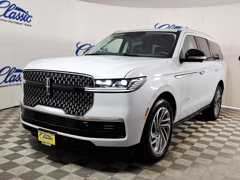 Used 2025 Lincoln Navigator Reserve AWD/4WD image 5