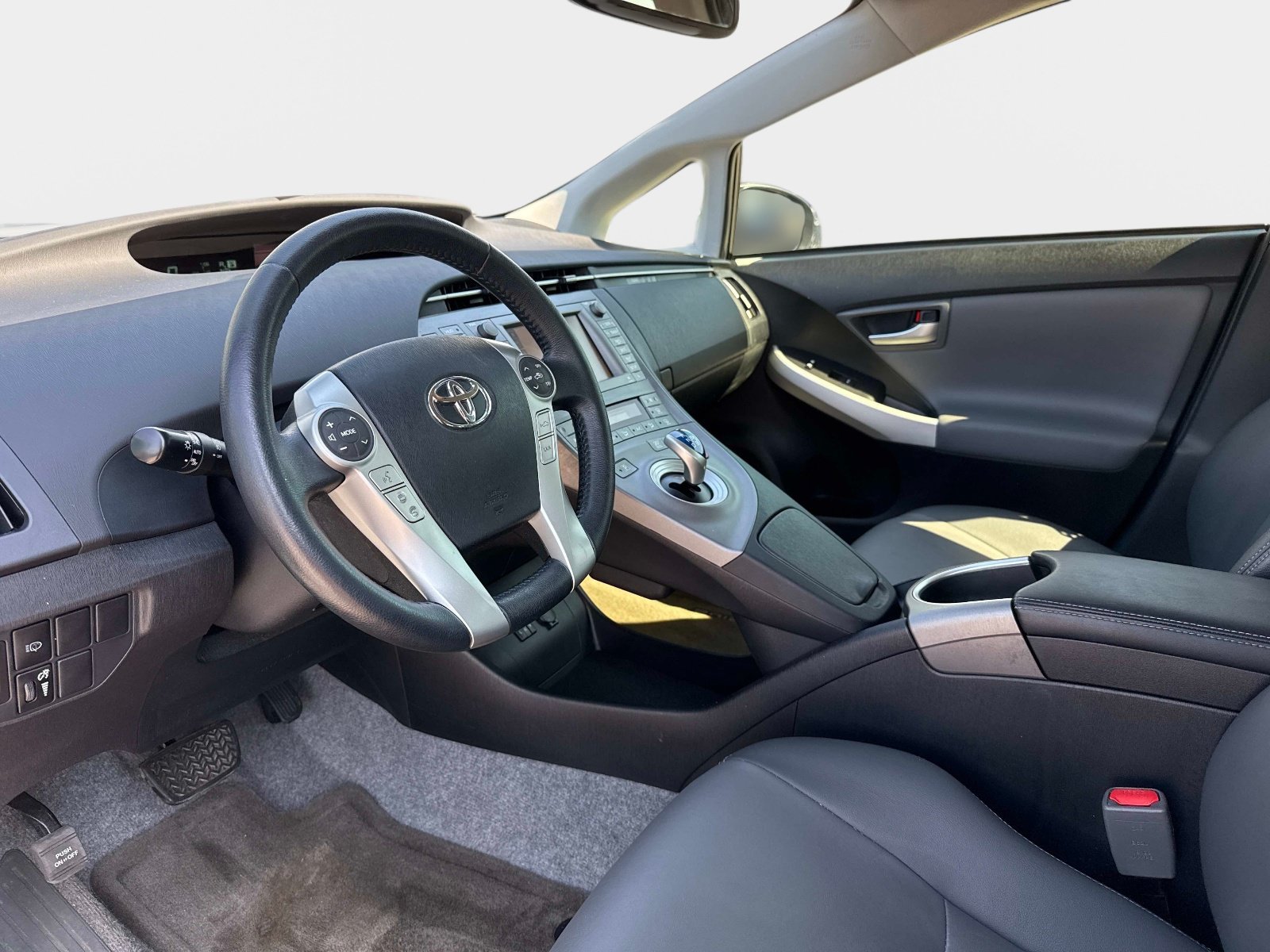 Used 2015 Toyota Prius Five w/ Advanced Technology Package FWD image 29