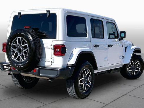 Used 2026 Jeep Wrangler Unlimited Sahara AWD/4WD image 13