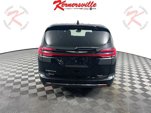 New 2026 Chrysler Pacifica Select image 6