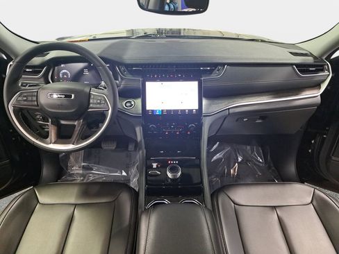 Certified 2023 Jeep Grand Cherokee Limited w/ Black Appearance Package image 9