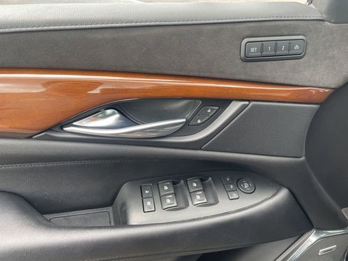 Used 2018 Cadillac Escalade Premium Luxury RWD image 23