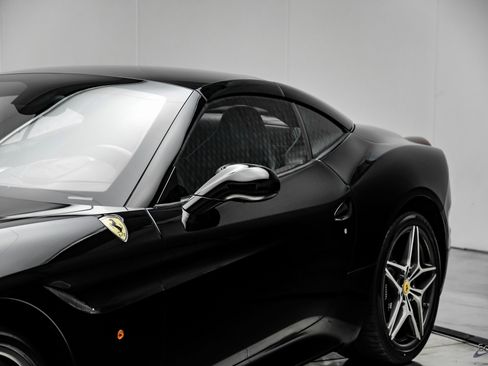Used 2016 Ferrari California T image 30